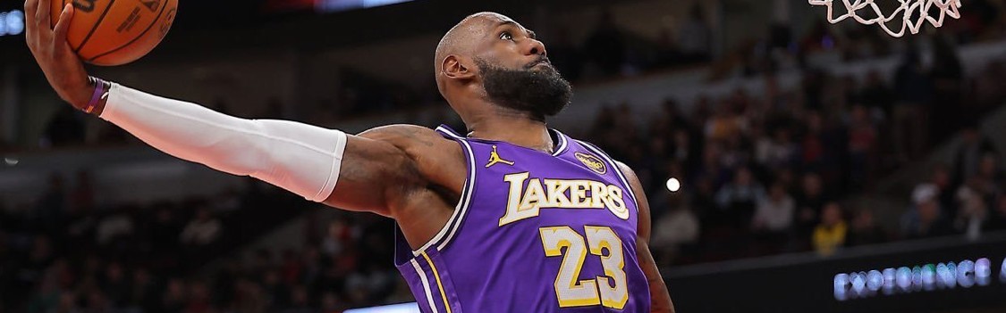 kaiyun-詹姆斯半场才2个罚球！还被粗鲁犯规！同行：他太强壮却没罚球！