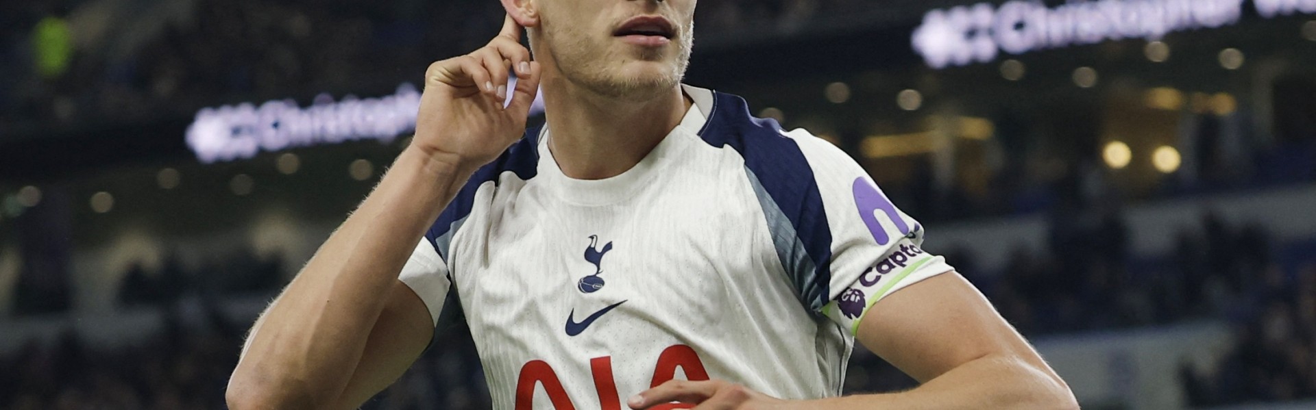 开云下载-舍伍德：利物浦今夏会关注范德芬，他很适合和范戴克搭档